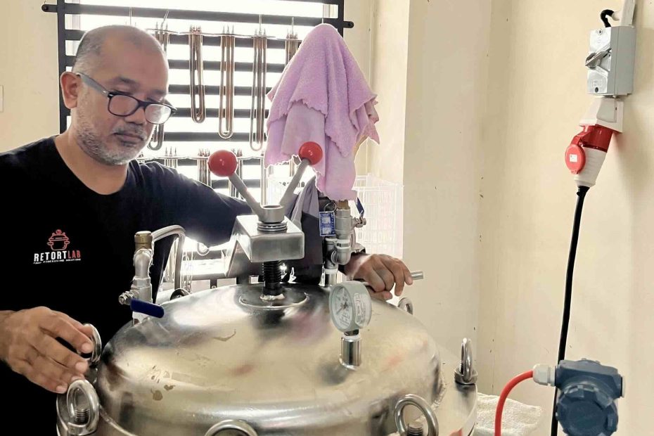 instruktor sedang menggunakan mesin retort makanan 100 liter