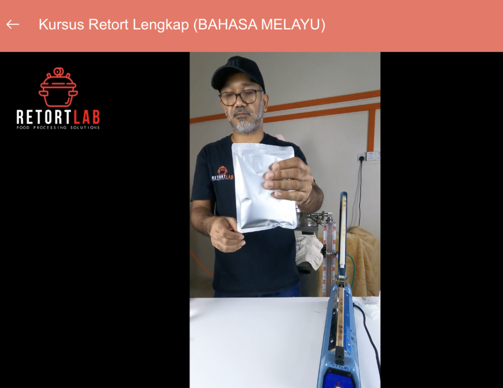 Instruktor kami memperlihatkan pouch retort yg diseal kemas